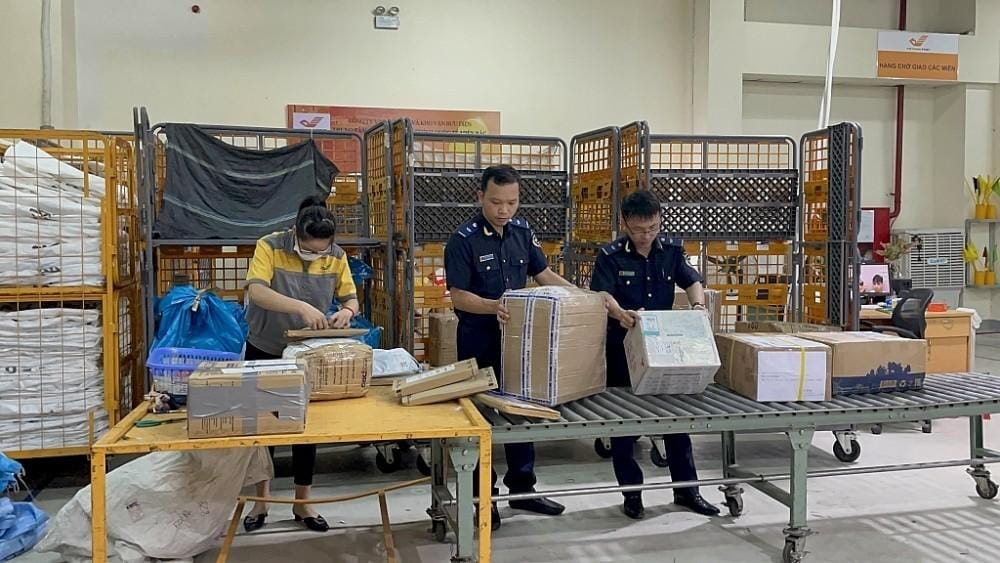 Kiểm tra, giám sát hàng hóa nhập khẩu tại cơ quan hải quan. Việc điều chỉnh ngưỡng miễn thuế đối với hàng nhập khẩu giá trị nhỏ có thể tác động trực tiếp đến thương mại điện tử xuyên biên giới và hoạt động logistics.