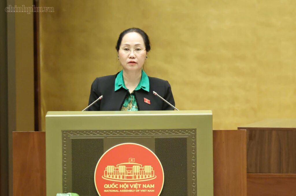 Bộ trưởng Bộ Văn hóa, Thể thao và Du lịch Lâm Thị Phương Thanh trình bày Tờ trình dự án Luật - Ảnh: chinhphu.vn/Diệu Anh